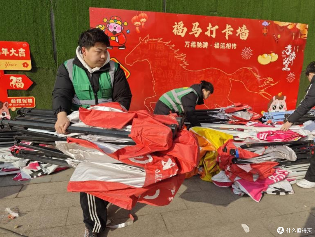 志愿红点亮年货节 暖服务情满孝义城 山河臻品年货节志愿服务纪实