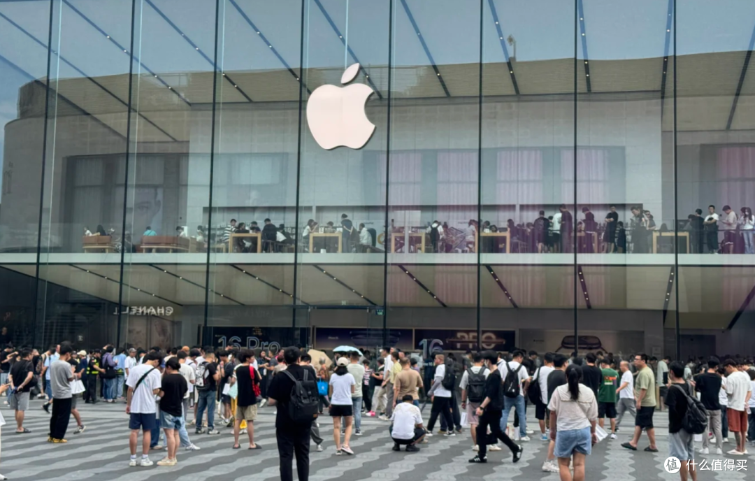 华为打败小米,2025十大热搜公布,iPhone17系列断层领先