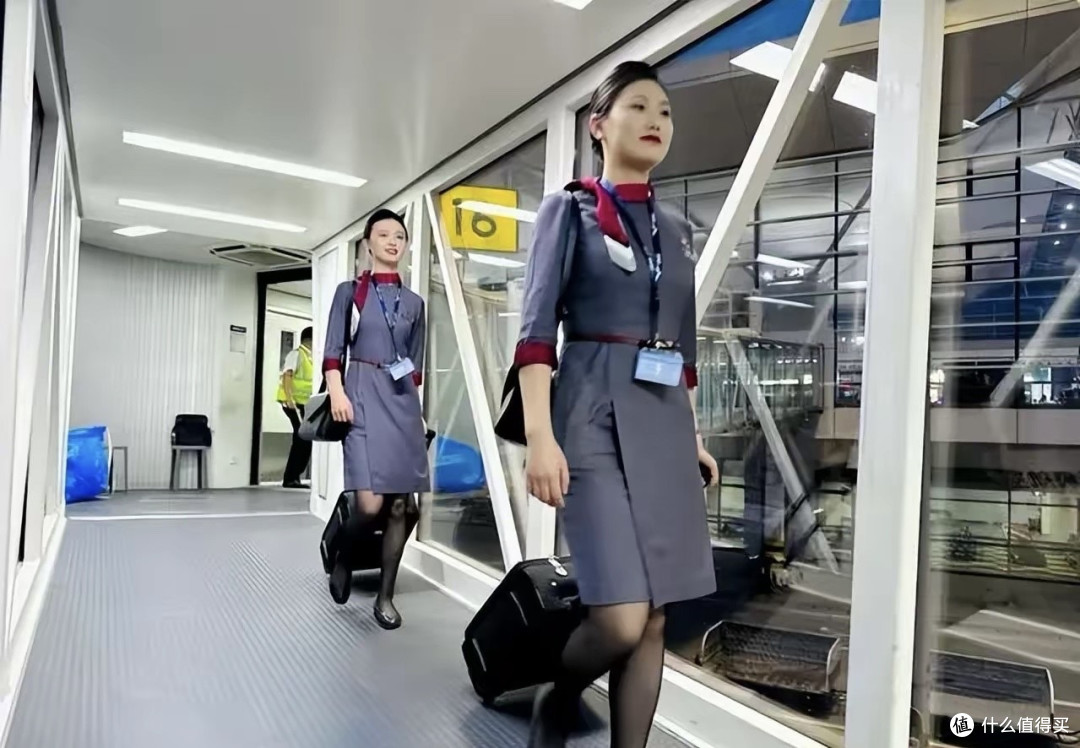 00后女孩建议高铁乘务员,不穿裙装换裤子,济南局回应引热议