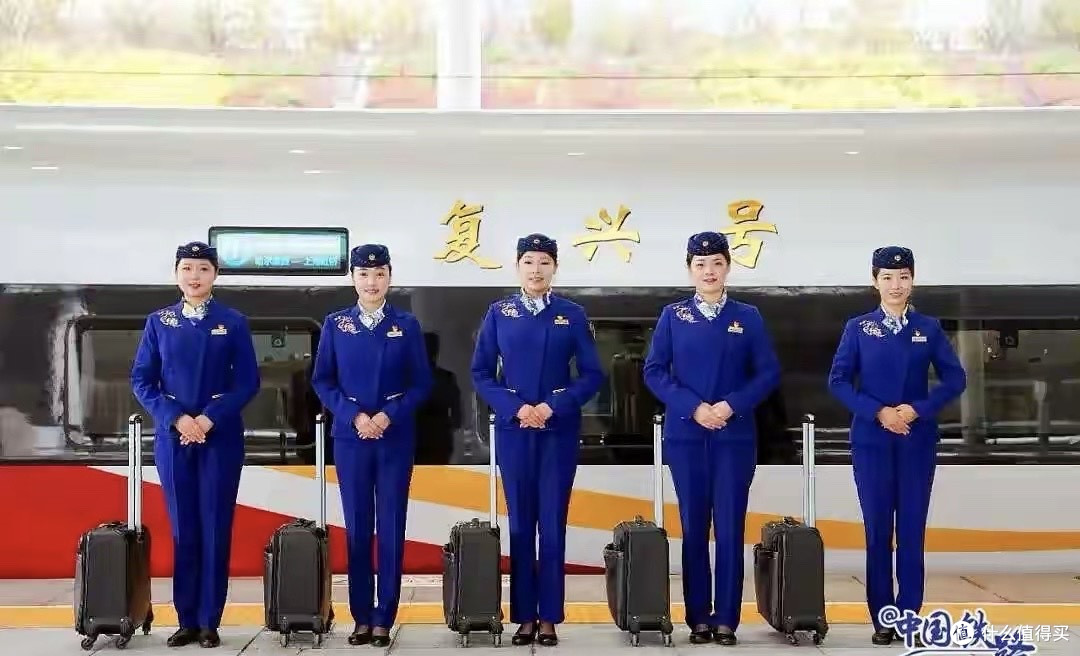 00后女孩建议高铁乘务员,不穿裙装换裤子,济南局回应引热议