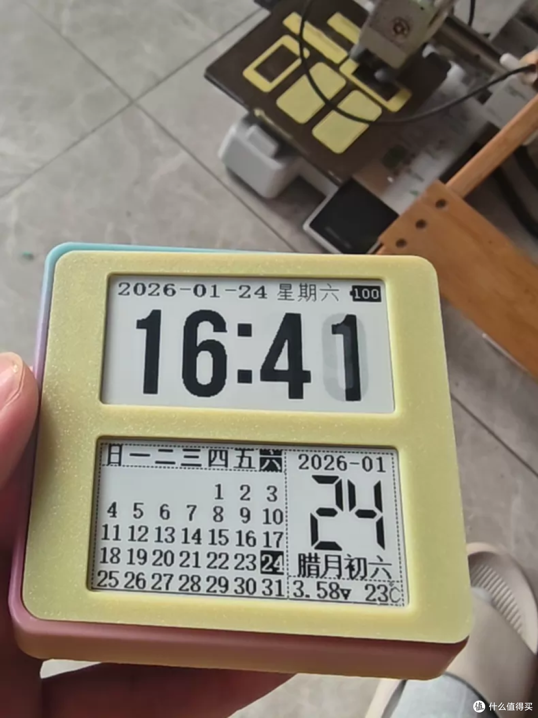 某鱼大佬手搓墨水屏时钟!超市电子价签遭毒手,这操作城会玩