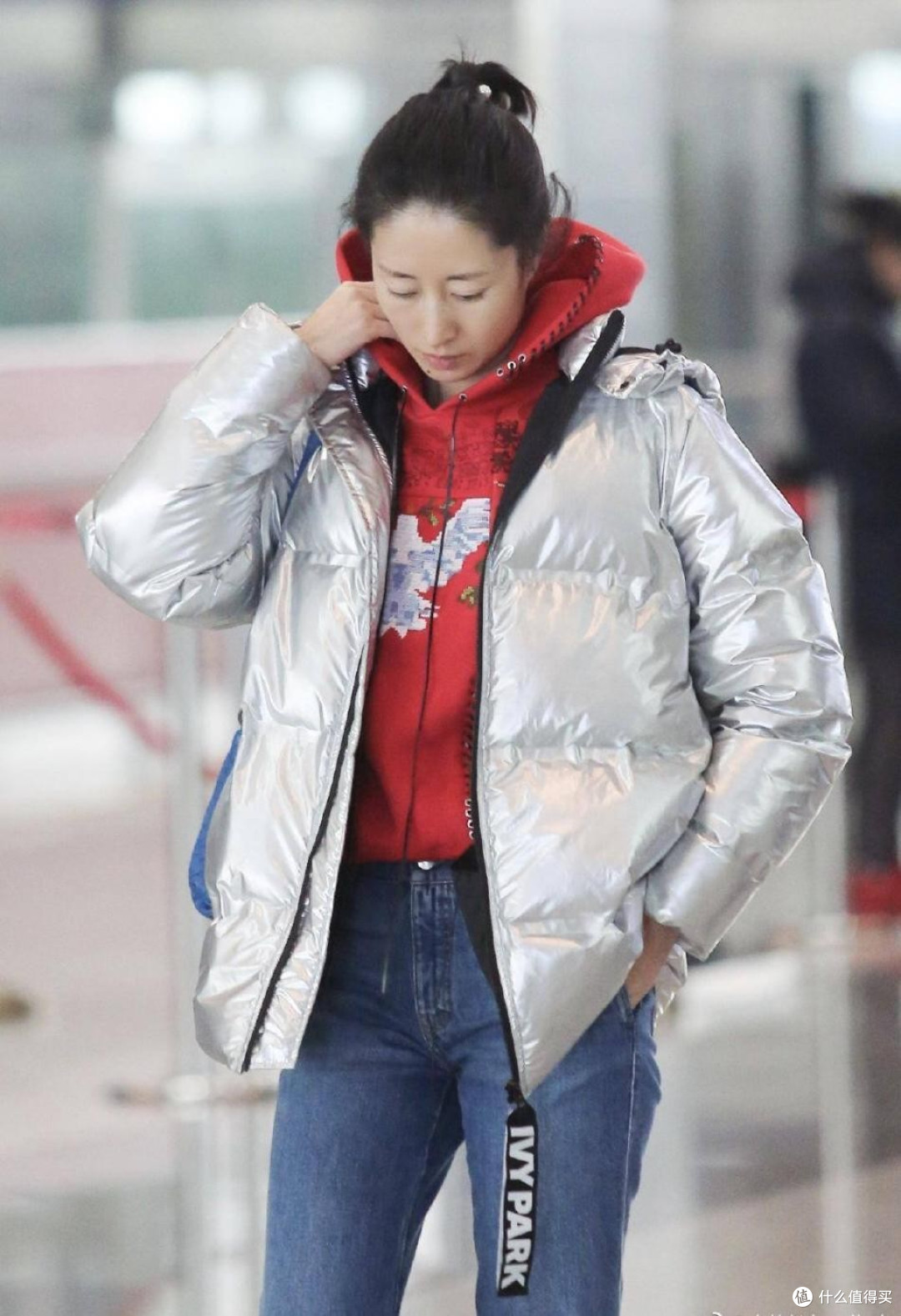 刘敏涛穿出40+女人想要的时髦感,羽绒服不搭配裙子,简约又高级