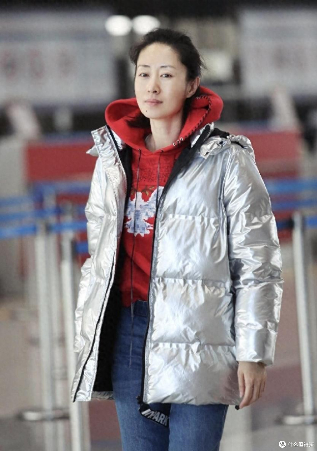刘敏涛穿出40+女人想要的时髦感,羽绒服不搭配裙子,简约又高级