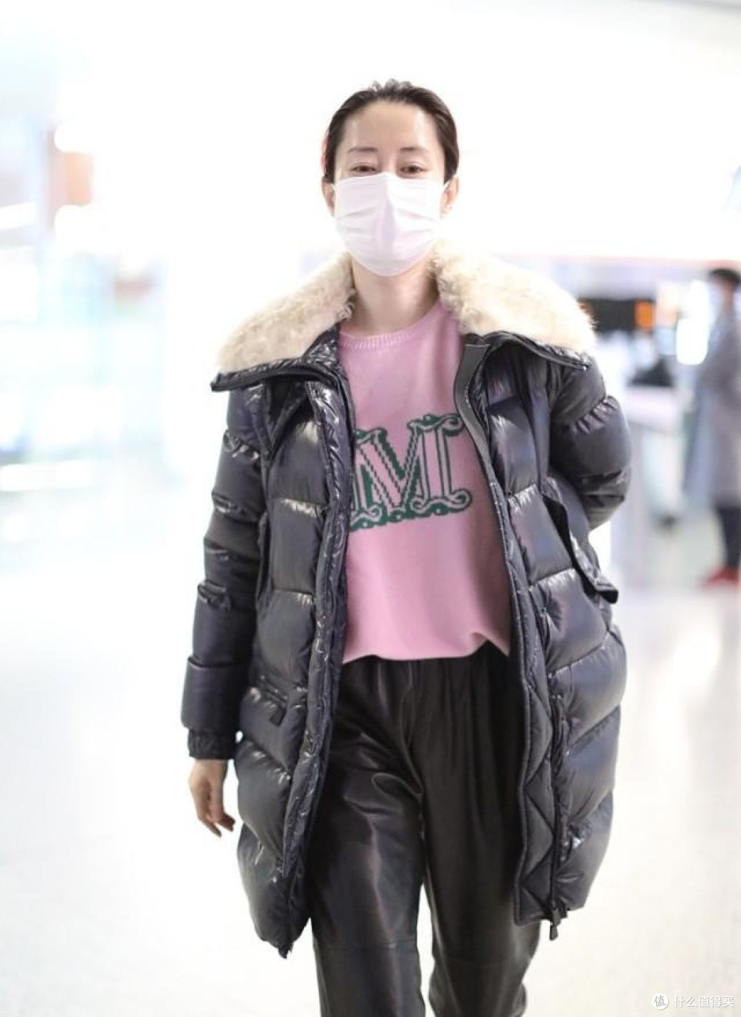 刘敏涛穿出40+女人想要的时髦感,羽绒服不搭配裙子,简约又高级