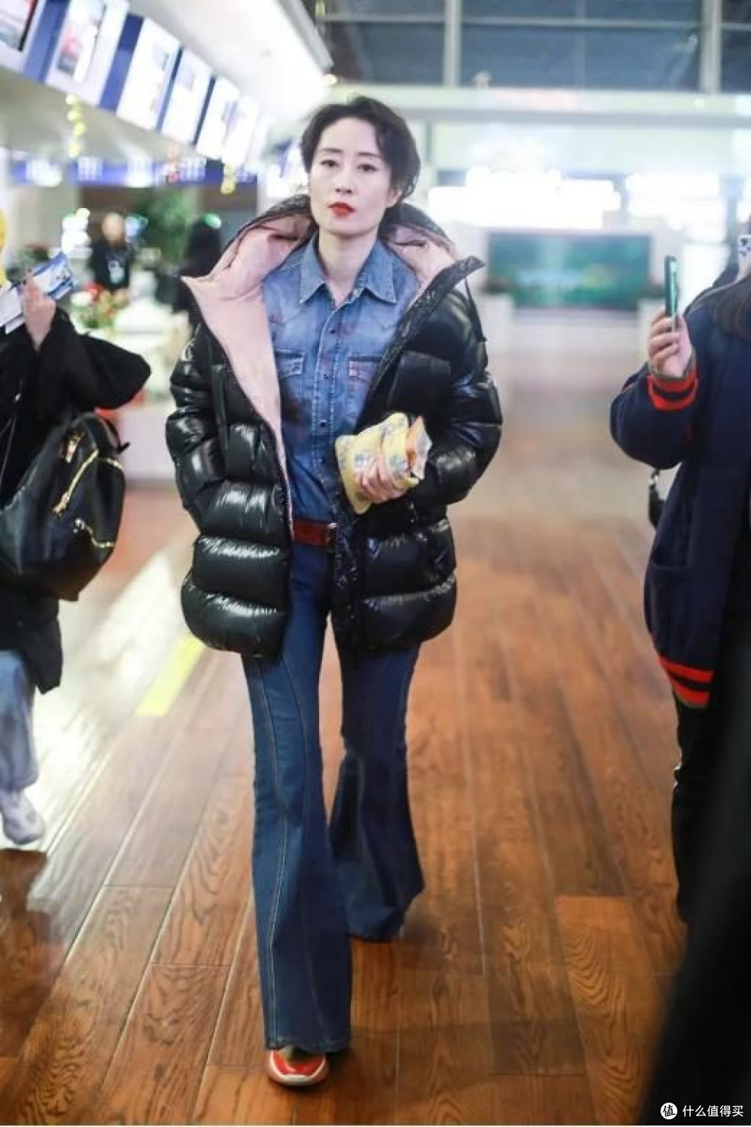 刘敏涛穿出40+女人想要的时髦感,羽绒服不搭配裙子,简约又高级