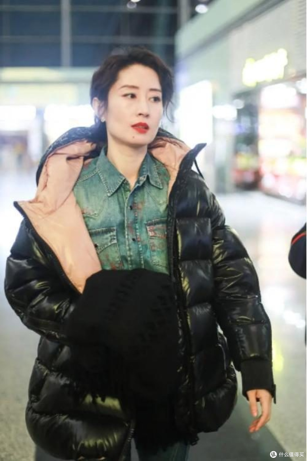 刘敏涛穿出40+女人想要的时髦感,羽绒服不搭配裙子,简约又高级