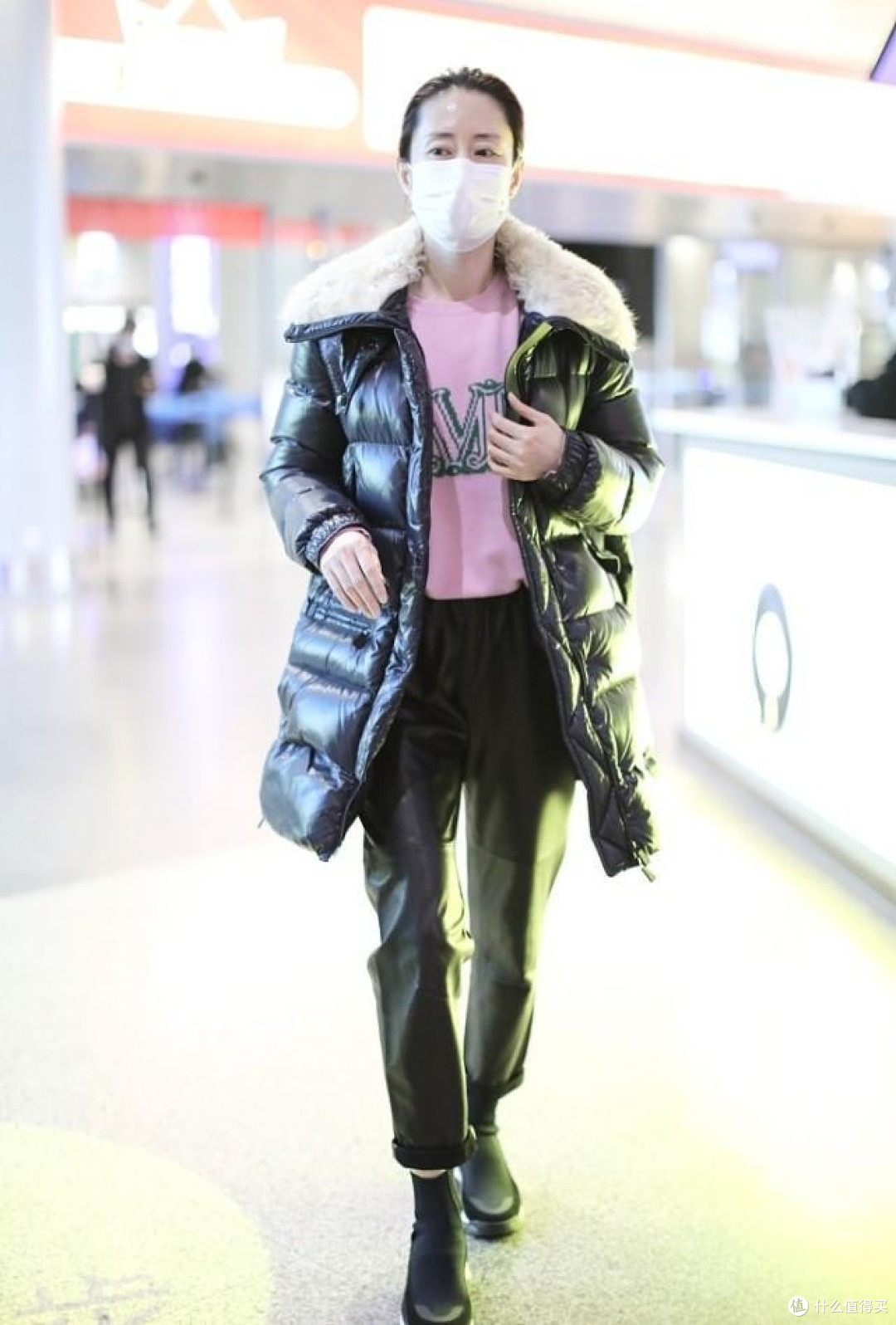 刘敏涛穿出40+女人想要的时髦感,羽绒服不搭配裙子,简约又高级