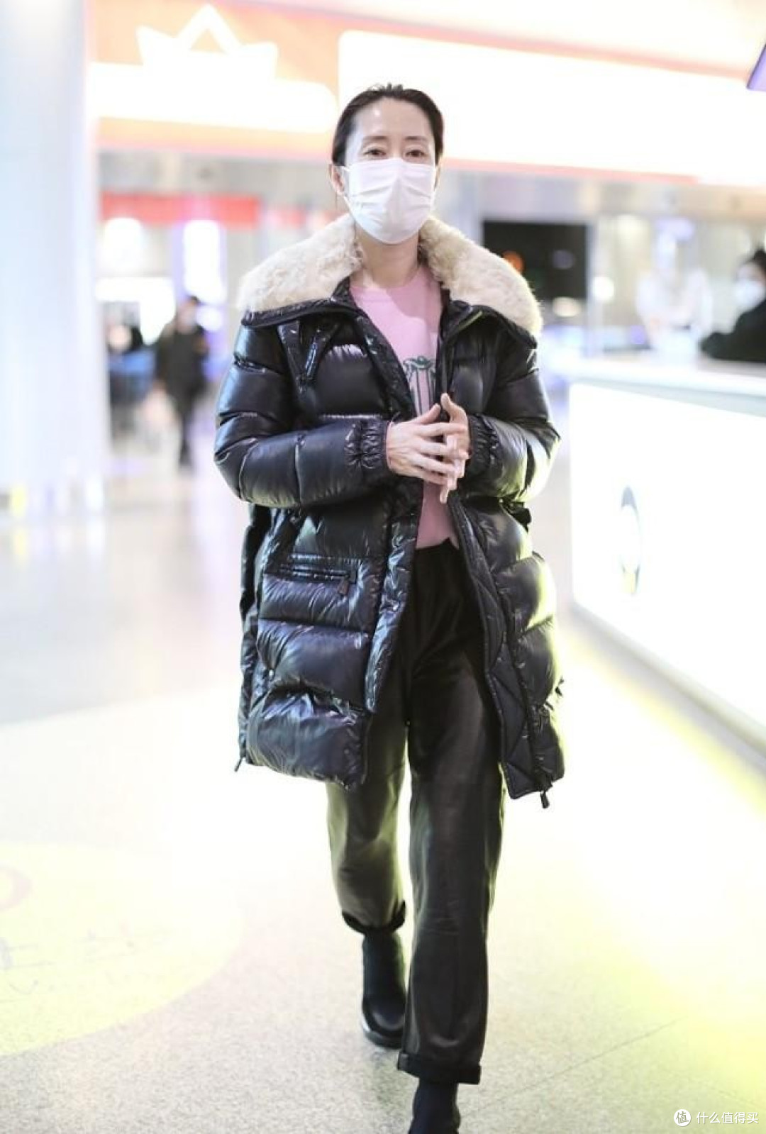刘敏涛穿出40+女人想要的时髦感,羽绒服不搭配裙子,简约又高级