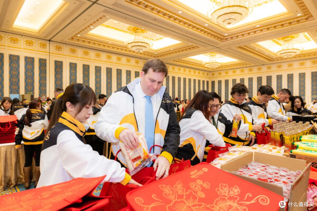 拉斯维加斯金沙集团总裁兼首席营运总裁Patrick Dumont（左二）与一众管理层于2月3日亲身参与新春福袋包装行动。团队上下一心，合力包装逾20,000件粮油食品及生活用品。