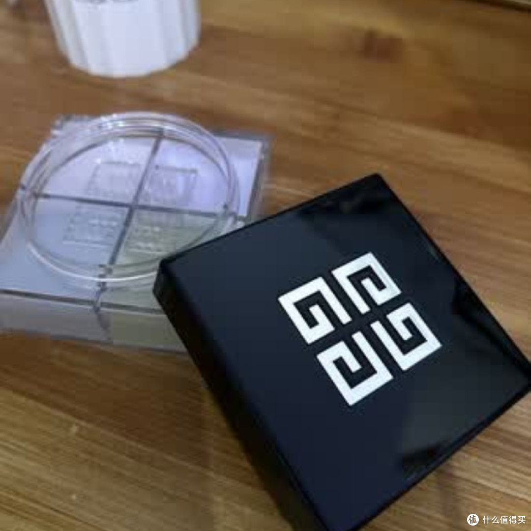 光影中的新年美妆细节