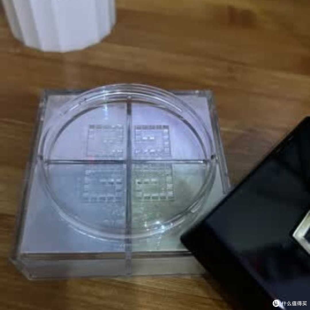 光影中的新年美妆细节