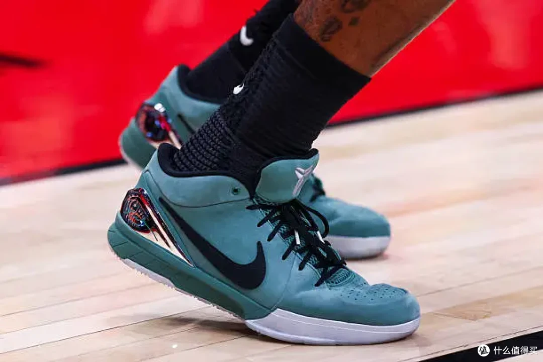 【NBA每日上脚】上脚98年爆款！库里致敬蒂姆叔叔？