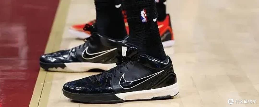 【NBA每日上脚】上脚98年爆款！库里致敬蒂姆叔叔？