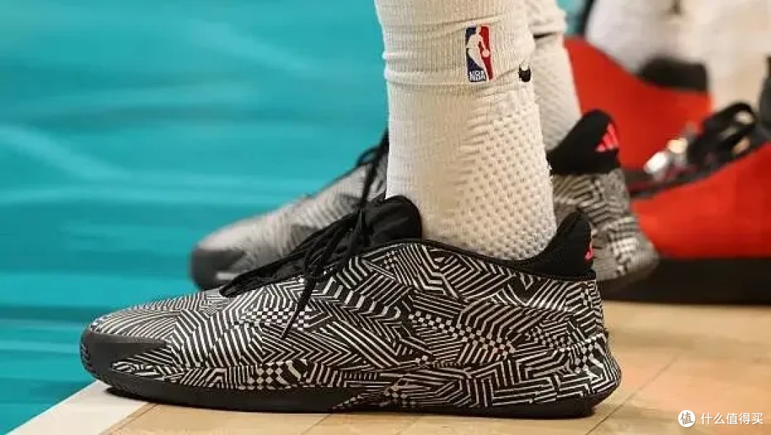 【NBA每日上脚】上脚98年爆款！库里致敬蒂姆叔叔？