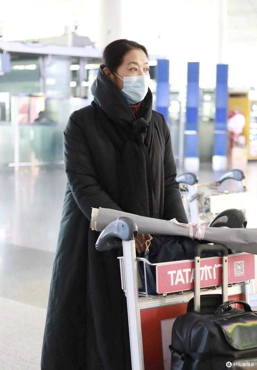 倪萍真是越老越厉害,棉大衣穿出高级时髦范,60多岁也太会穿了!