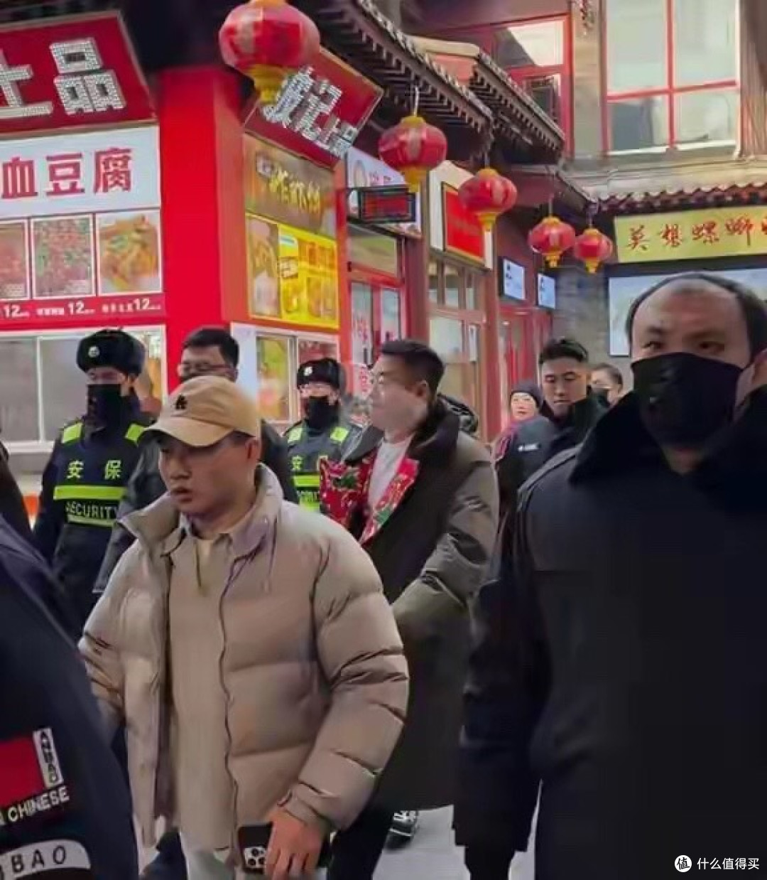 47岁宋晓峰亮相沈阳,街上无人却有十几个保镖开道,排场十足有范