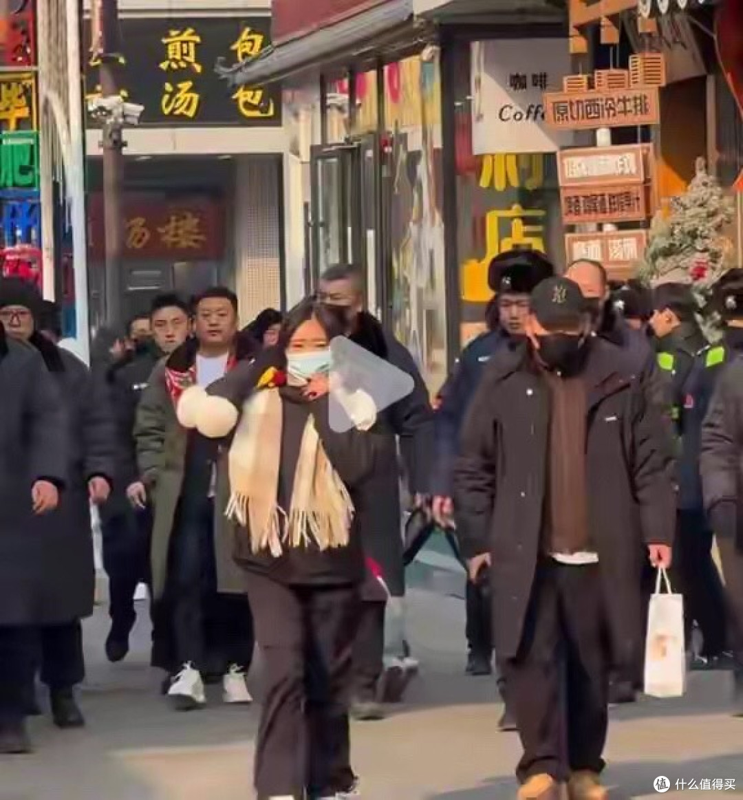 47岁宋晓峰亮相沈阳,街上无人却有十几个保镖开道,排场十足有范