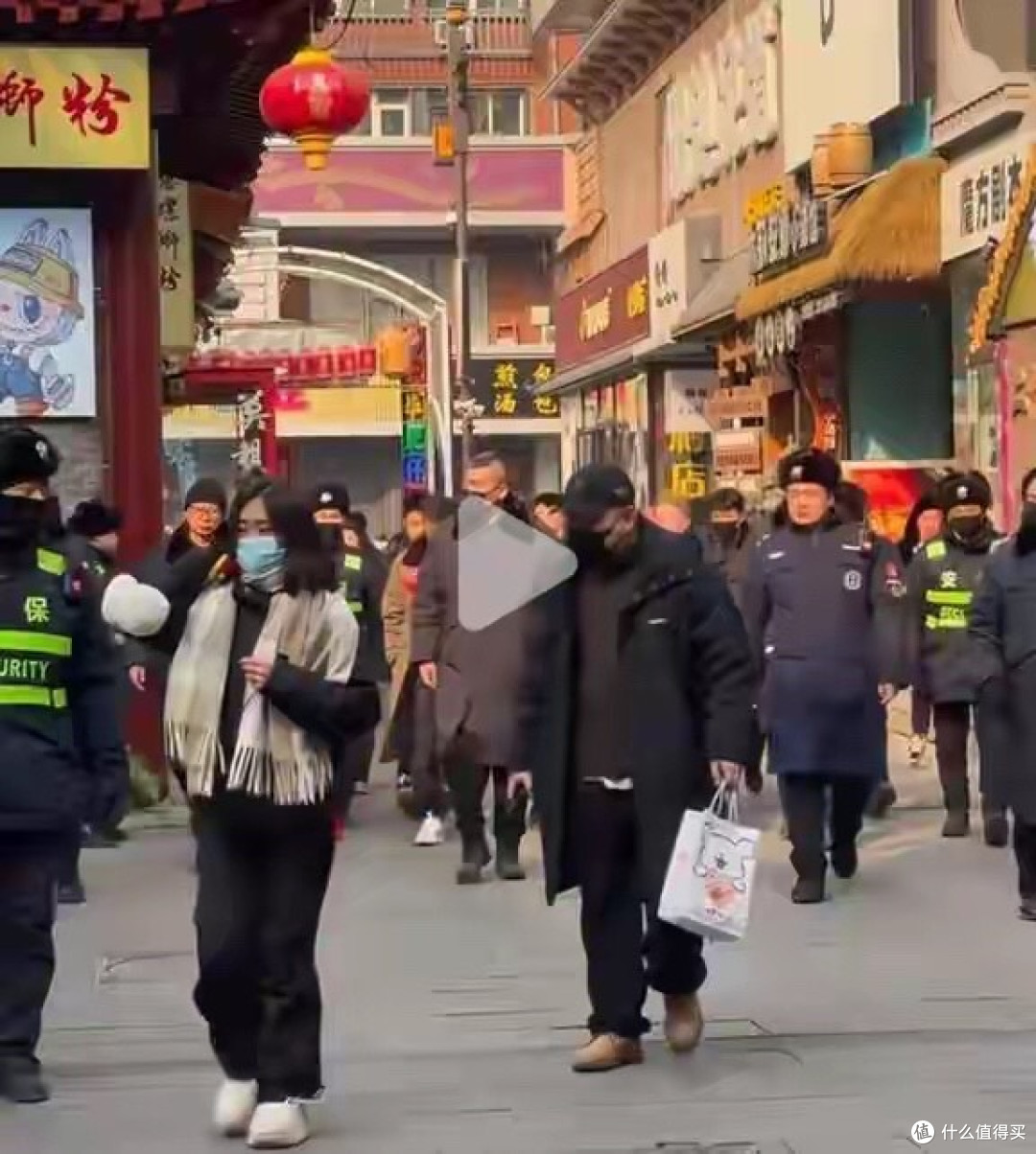 47岁宋晓峰亮相沈阳,街上无人却有十几个保镖开道,排场十足有范