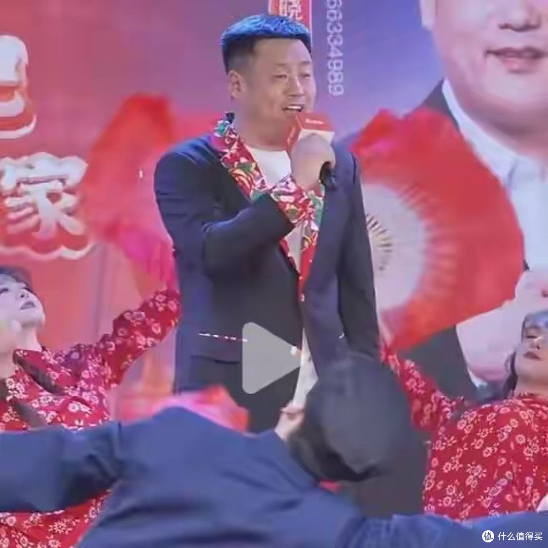 47岁宋晓峰亮相沈阳,街上无人却有十几个保镖开道,排场十足有范