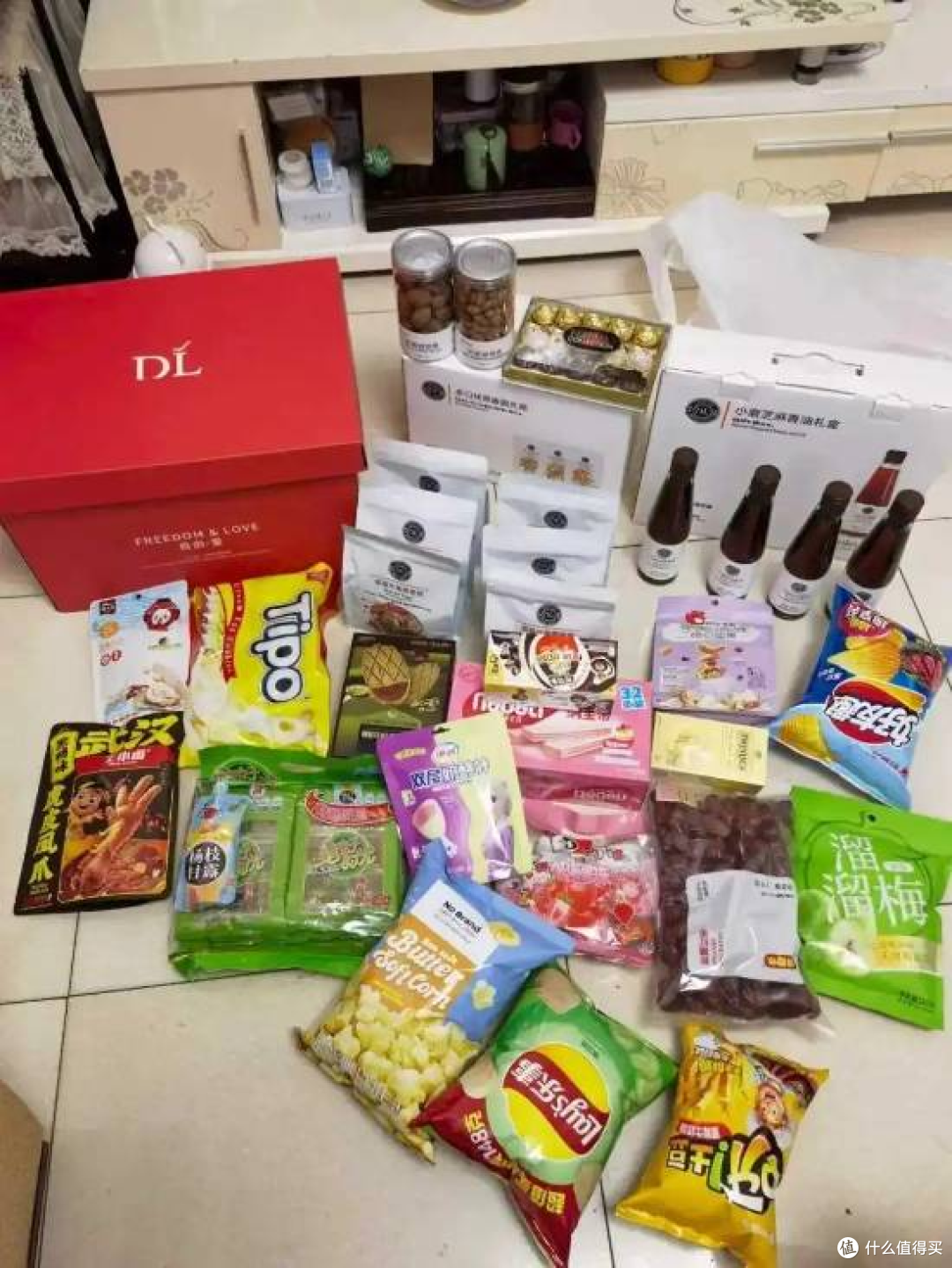 网友帮胖东来一个小忙，竟收到16公斤巨型礼包，光快递费就超百元
