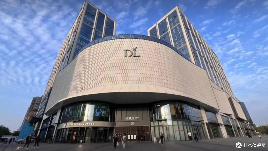 网友帮胖东来一个小忙，竟收到16公斤巨型礼包，光快递费就超百元