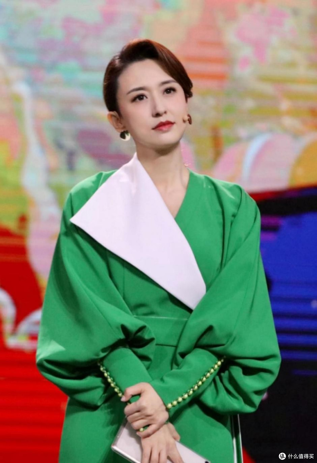 央视主持张蕾的气质太好了,穿绿色连体裤优雅高级,气场好大啊!