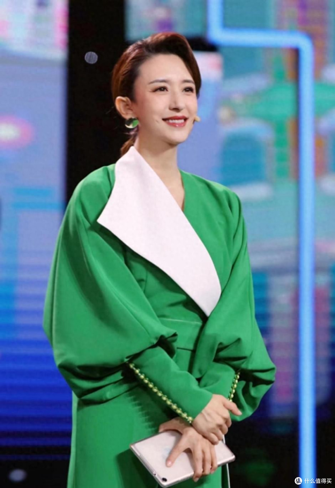 央视主持张蕾的气质太好了,穿绿色连体裤优雅高级,气场好大啊!