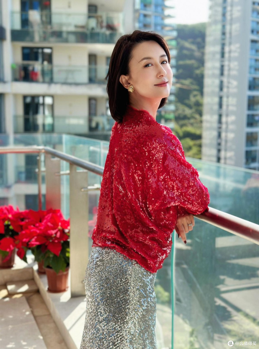 央视主持张蕾的气质太好了,穿绿色连体裤优雅高级,气场好大啊!