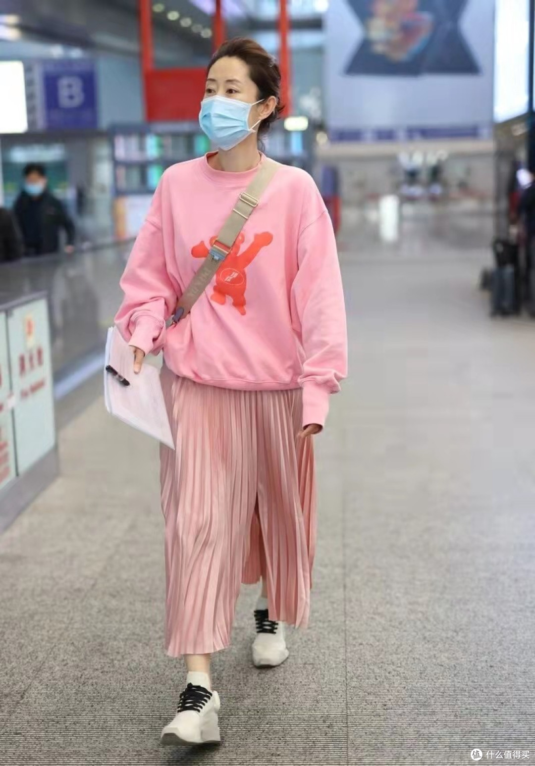 刘敏涛真懂减龄穿搭，粉色卫衣搭配百褶裙，让人瞬间年轻20岁不止