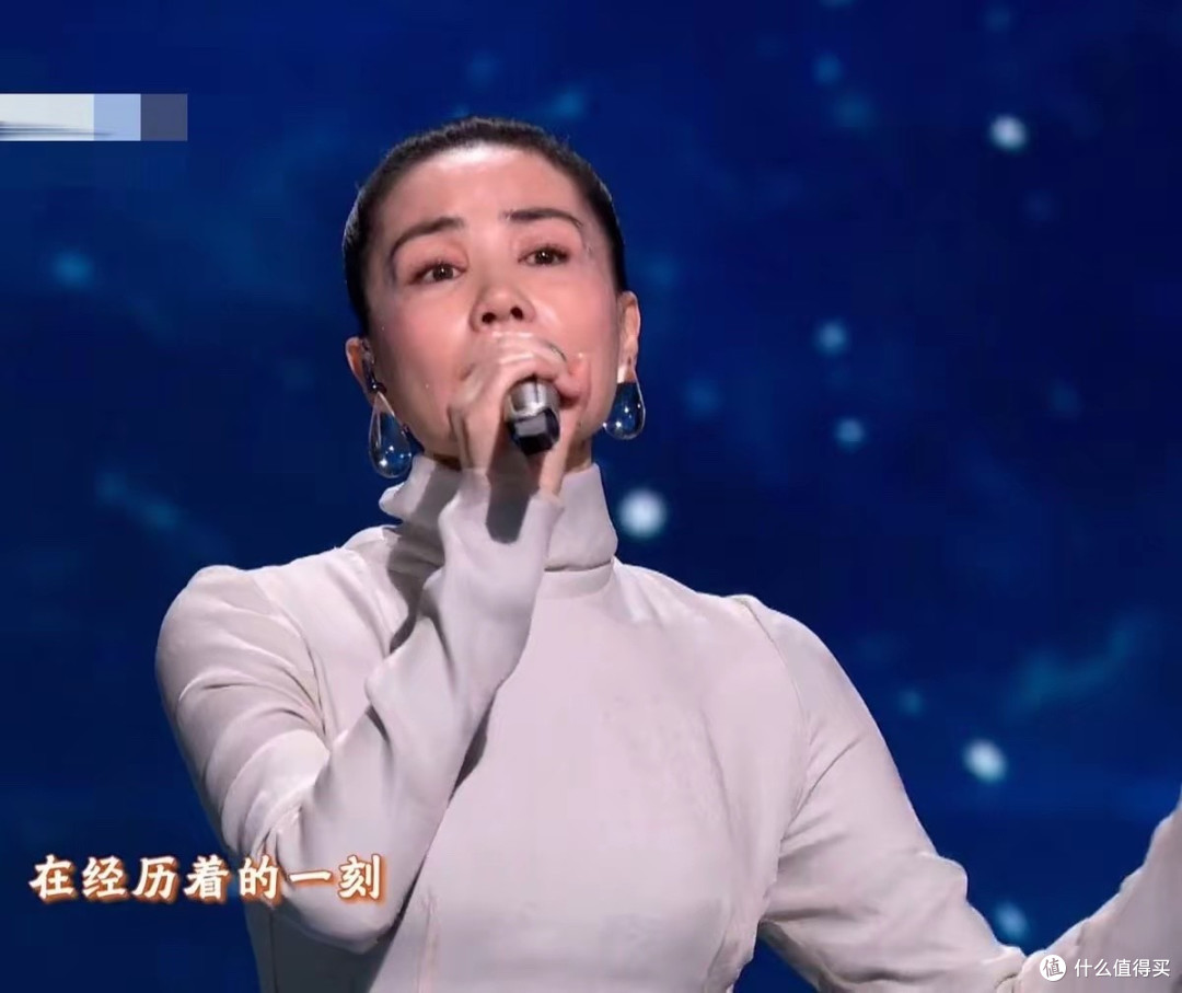 观众太受罪？王菲春晚舞台遭群嘲，网友10字毒评“杀人诛心”！
