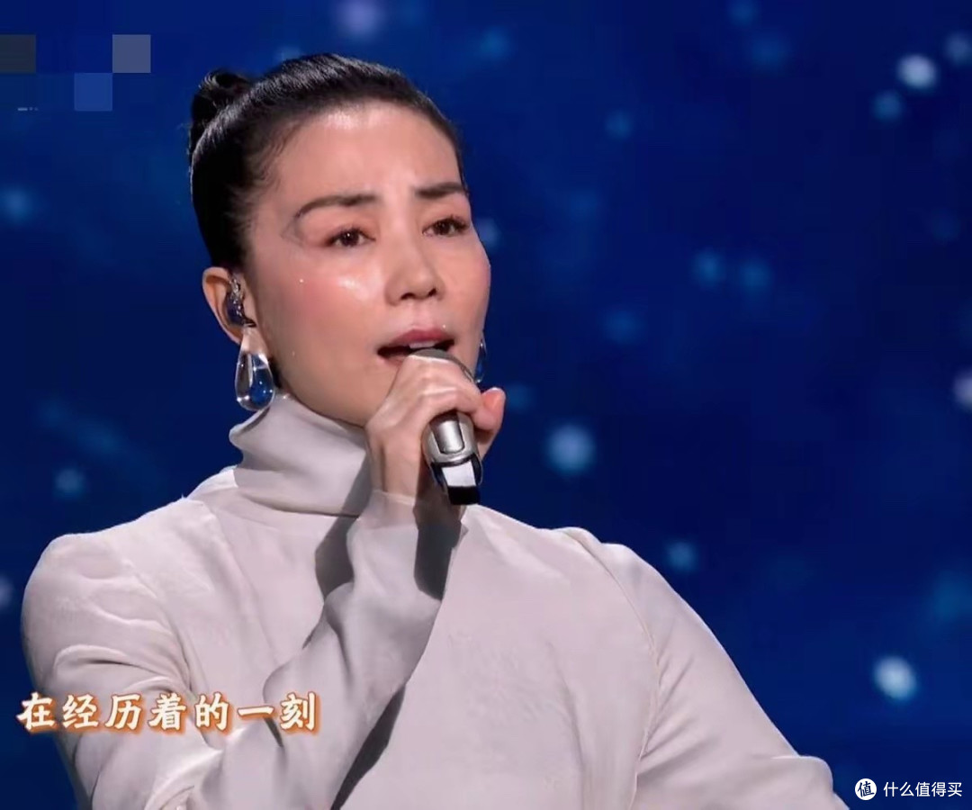 观众太受罪？王菲春晚舞台遭群嘲，网友10字毒评“杀人诛心”！