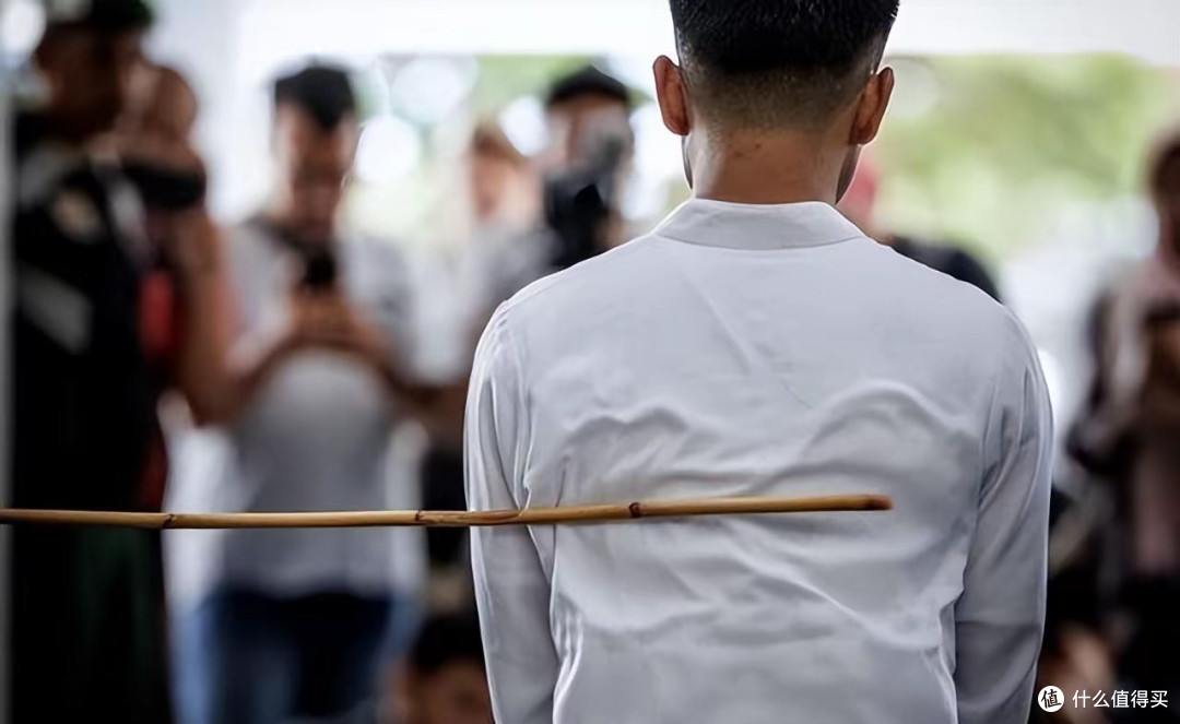 揭秘新加坡鞭刑!极少人能扛过6鞭子,宁愿坐牢也不愿挨鞭子?