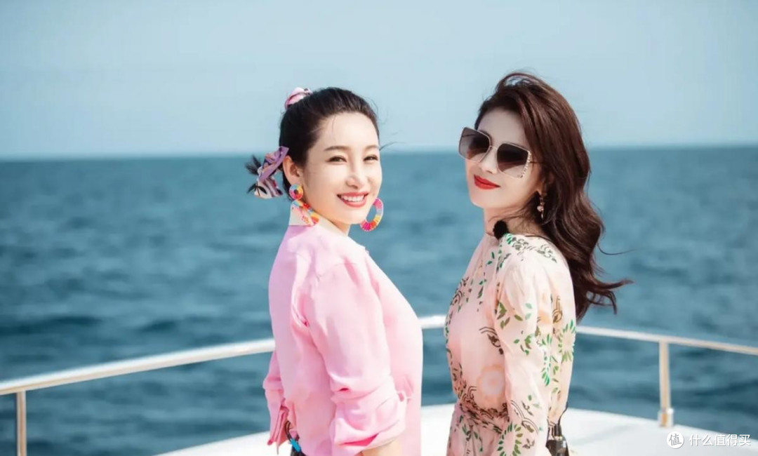 秦海璐和刘涛度假,闺蜜俩的穿搭时髦,1个气质爆表、1个骨相高级