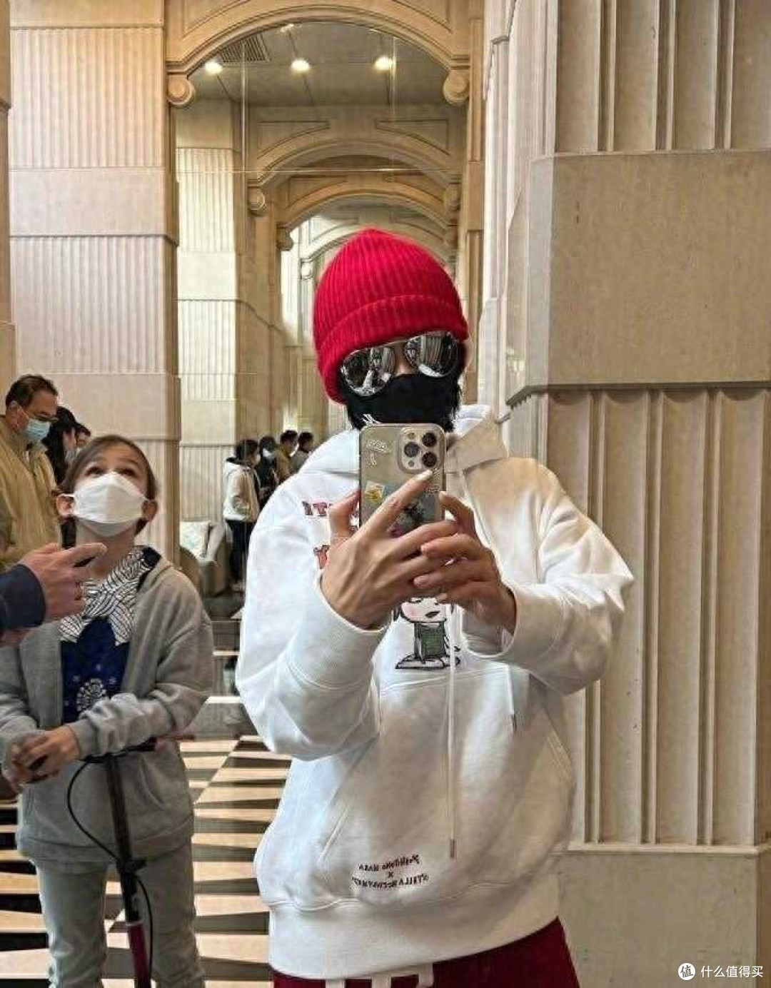 60岁的刘嘉玲打扮真洋气,卫衣+红裤子,搭配毛线帽,时髦有气场