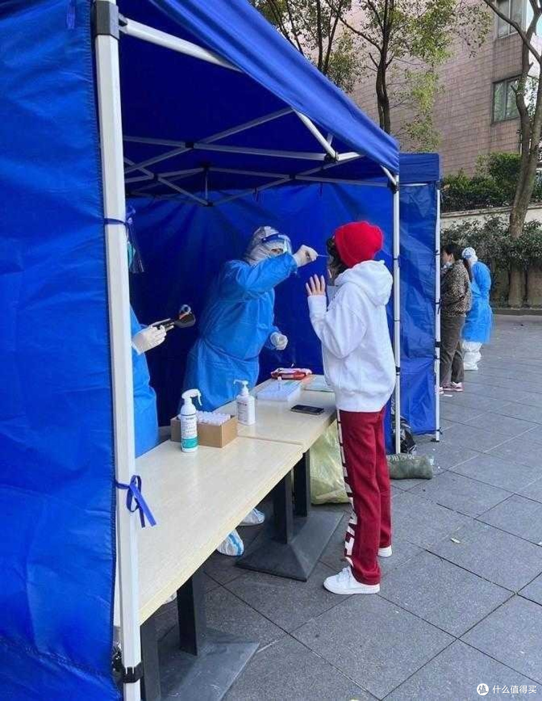 60岁的刘嘉玲打扮真洋气,卫衣+红裤子,搭配毛线帽,时髦有气场