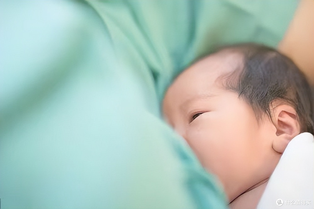 为什么半夜爬起来喂奶的总是母乳妈妈,而奶粉宝宝却不用!
