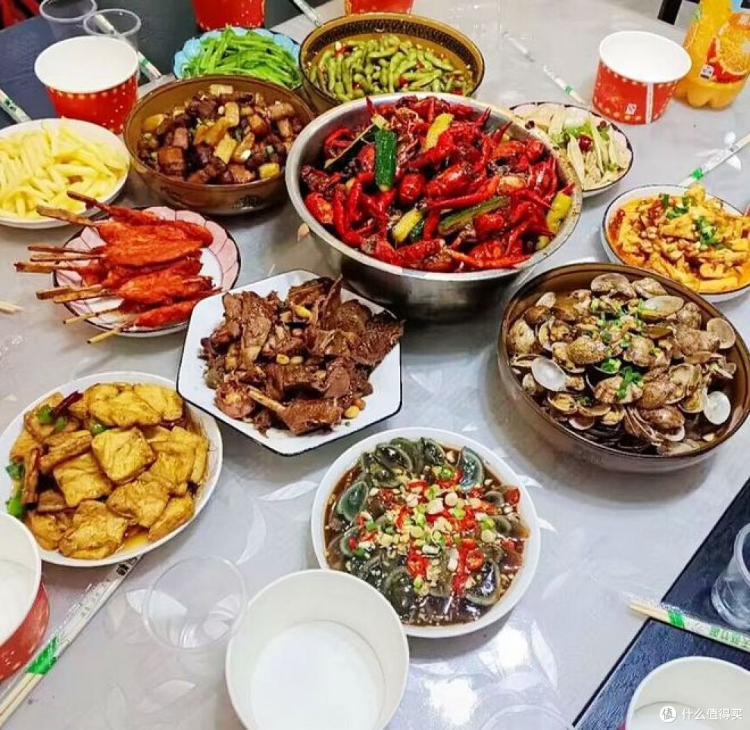 六家年夜饭大比拼,看看哪道菜最受欢迎?