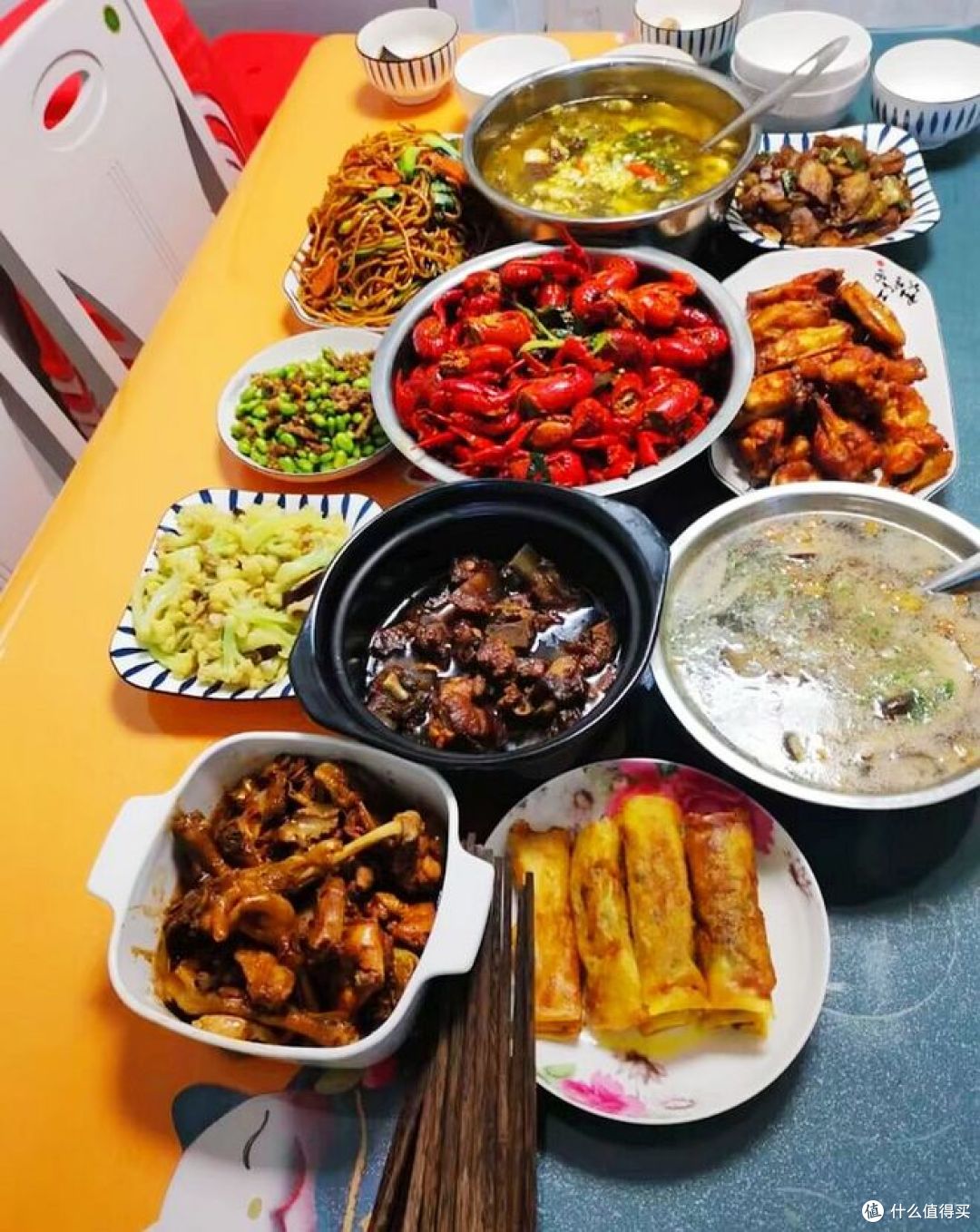 六家年夜饭大比拼,看看哪道菜最受欢迎?