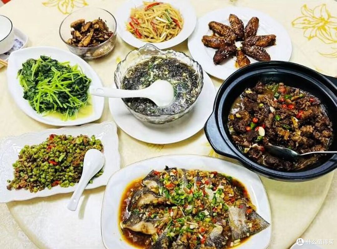六家年夜饭大比拼,看看哪道菜最受欢迎?