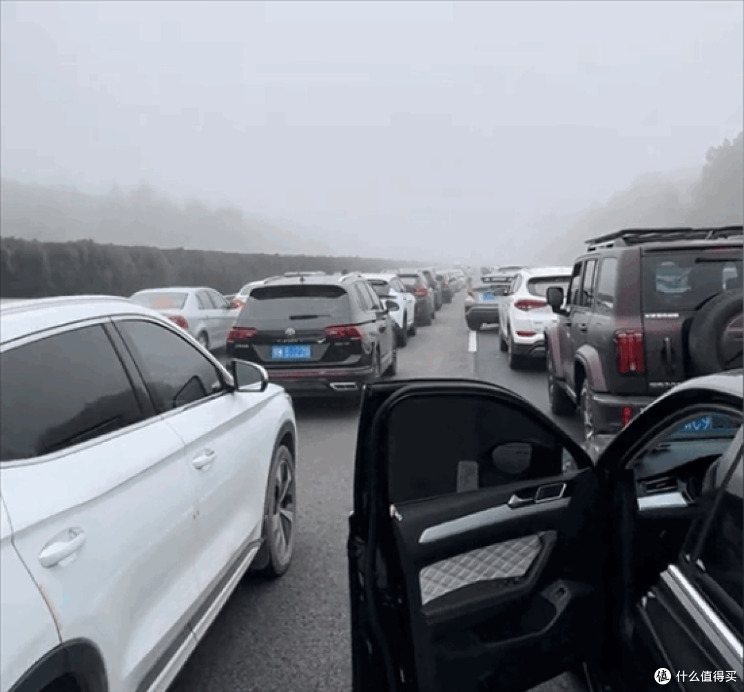 第一批返程的人堵麻了:本想预判高峰早走,结果全撞一起了!