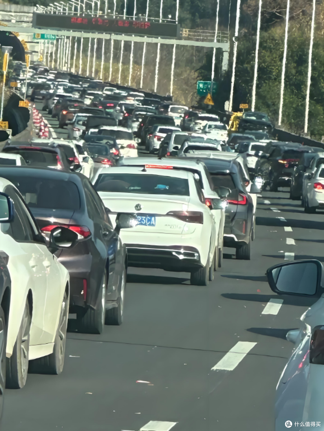 第一批返程的人堵麻了:本想预判高峰早走,结果全撞一起了!