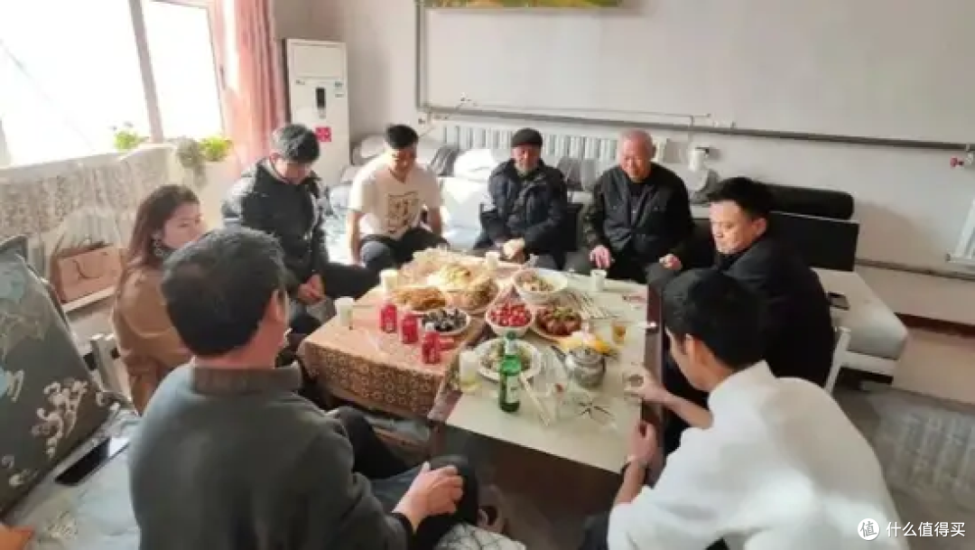 年轻人宁约搭子吃路边摊,也不串亲戚?人民日报:别乱扣断亲帽子