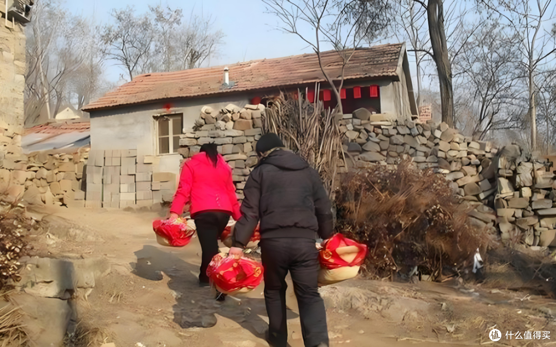 年轻人宁约搭子吃路边摊,也不串亲戚?人民日报:别乱扣断亲帽子