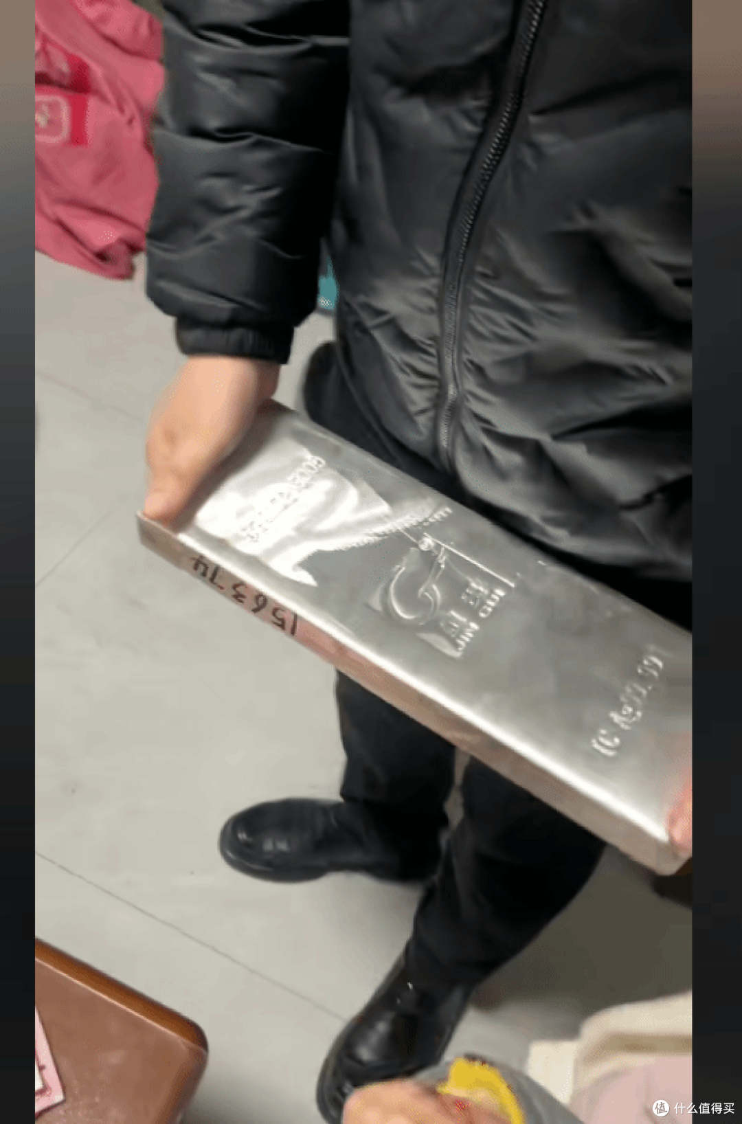 山东舅舅送外甥女30斤银砖当压岁钱,价值30万,第二天连夜归还!