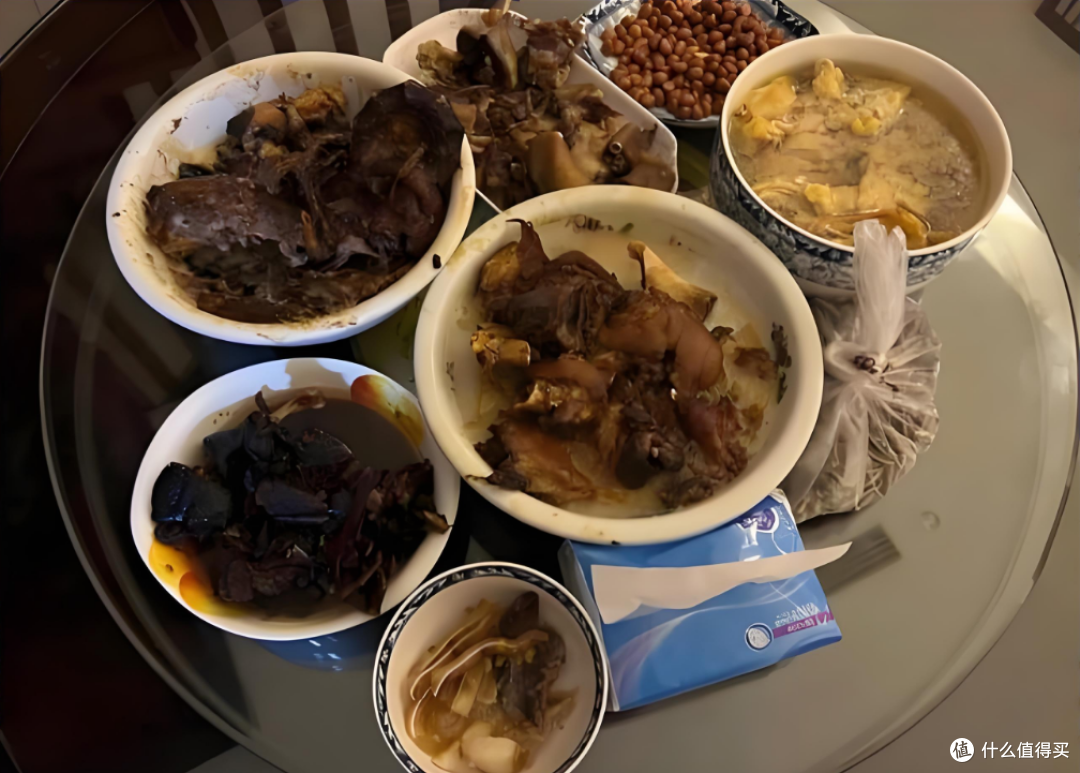 大年初一就被剩菜包围,网友哀嚎:吃不完,根本吃不完!