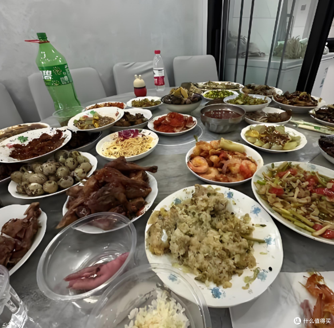 大年初一就被剩菜包围,网友哀嚎:吃不完,根本吃不完!