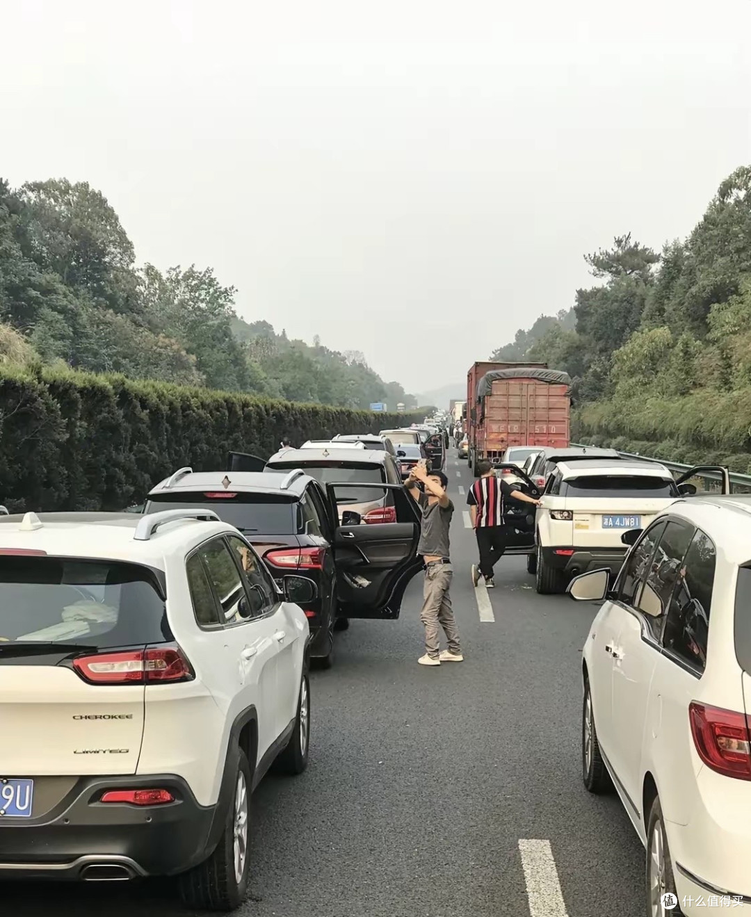 正月初六高速堵疯！7100万辆车齐上路，电车车主直接崩溃！