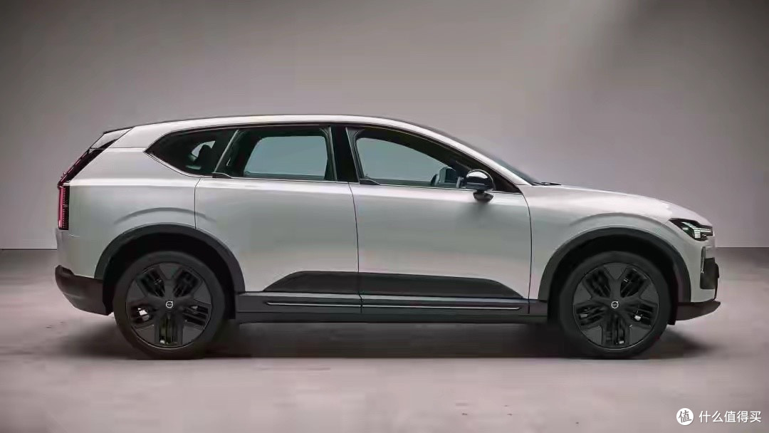 沃尔沃EX60正式亮相!纯电中型SUV,续航超700km,硬刚Model Y?