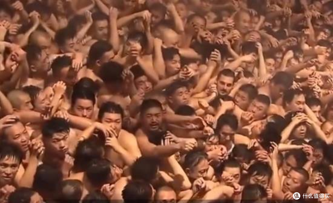 日本寺庙年度裸祭:上万男性仅穿兜裆布疯抢宝木,6人送医3人昏迷