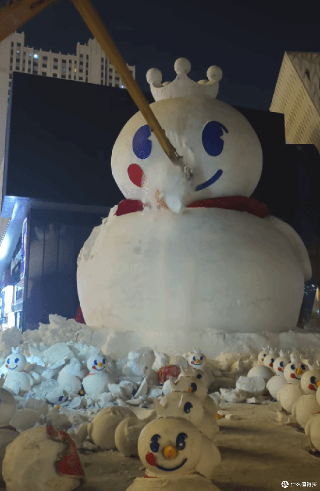 全球变暖实锤了？哈尔滨18米巨型雪王连夜被拆，最高气温冲破0℃